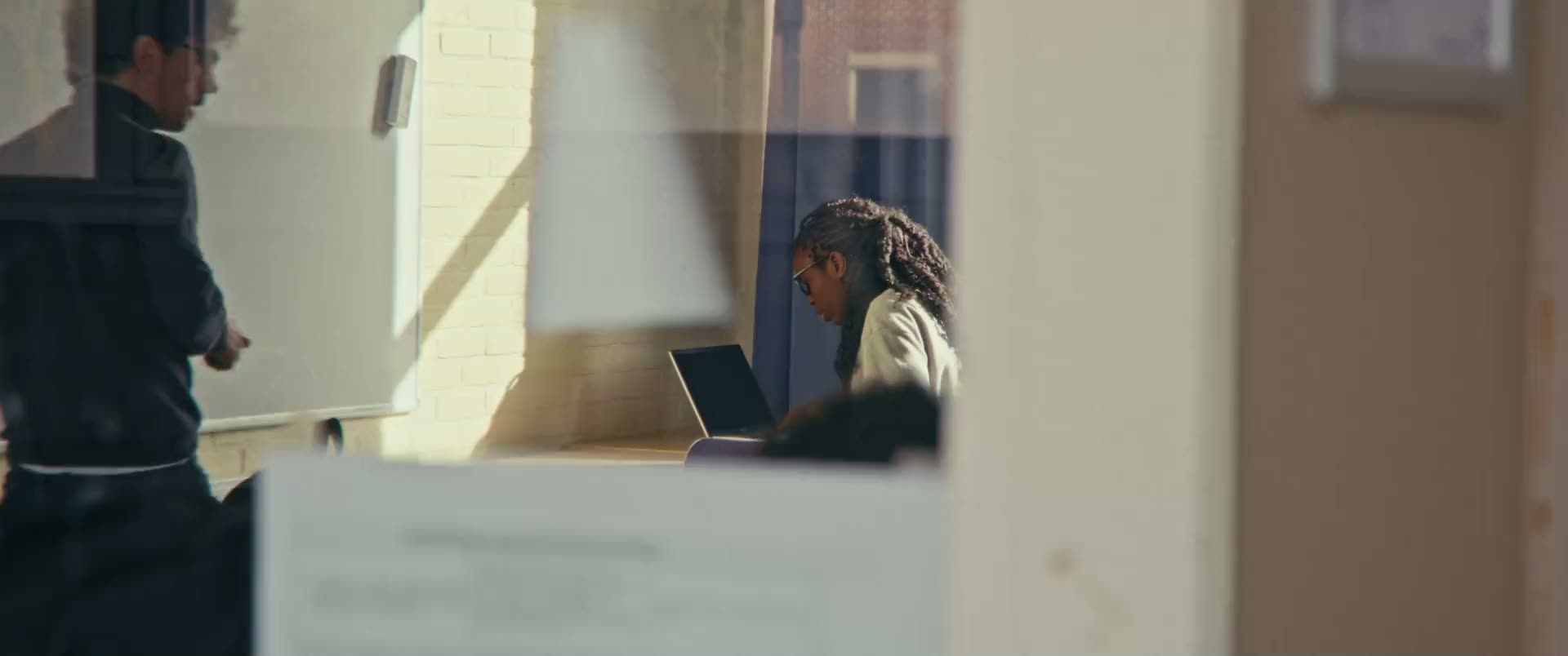 Een stille werkplek met een laptop in een schoolkantoor.